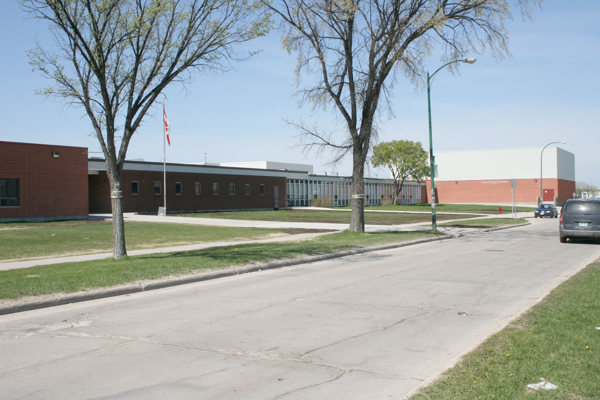 Trường Trung Học Sisler High School – Winnipeg, Manitoba, Canada