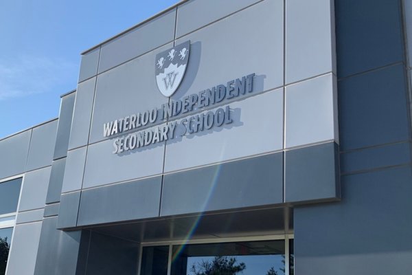 Trường Trung Học Waterloo Independent Secondary School – Waterloo, Ontario, Canada