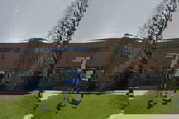 Trường Trung Học Nora Frances Henderson Secondary School – Hamilton, Ontario, Canada