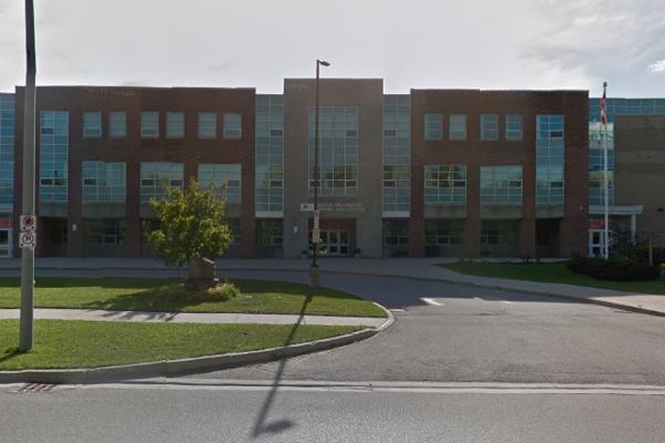 Trường Trung Học Centre Wellington District High School – Fergus, Ontario, Canada