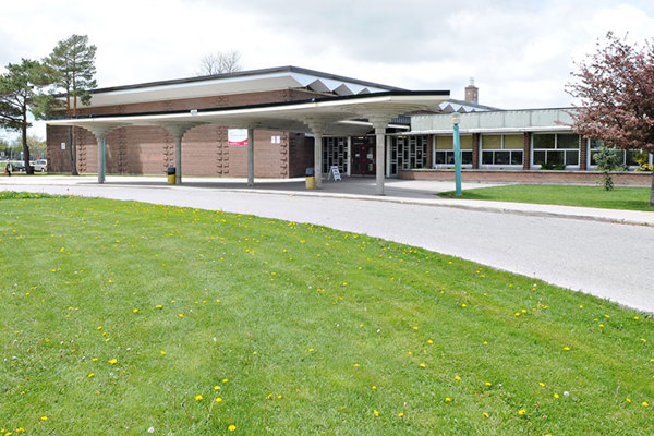 Trường Trung Học Stratford Northwestern Secondary School – Stratford, Ontario, Canada