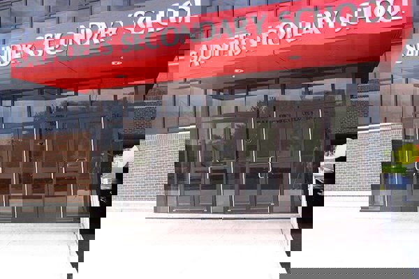 Trường Trung Học Saunders Secondary School - London, Ontario, Canada