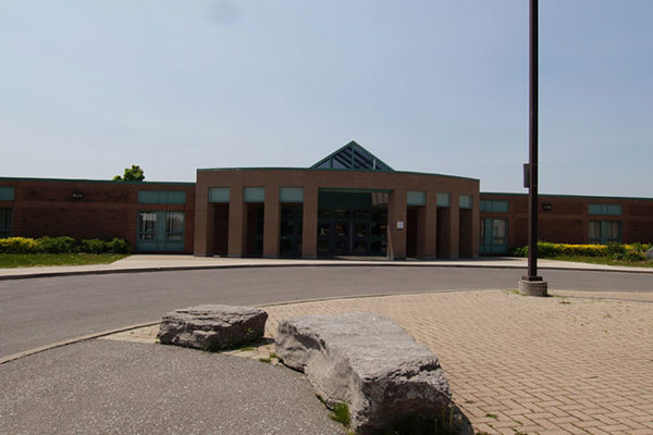 Trường Trung Học Monsignor Paul Dwyer Catholic High School – Oshawa, Ontario, Canada