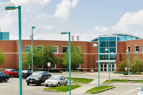Trường Trung Học Saltfleet High School – Stoney Creek, Ontario, Canada
