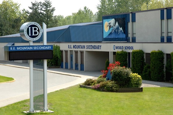Trường Trung Học R.E. Mountain Secondary School - Langley, British Columbia, Canada