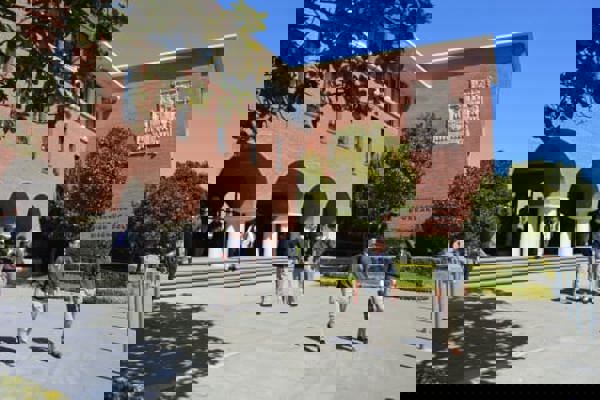 California – Trường Trung Học Archbishop Riordan High School - USA