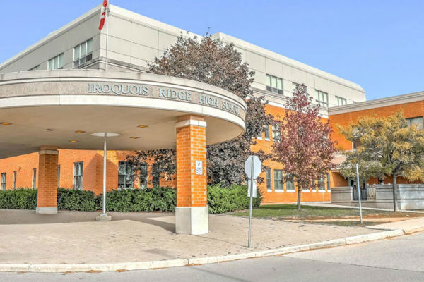 Trường Trung Học Iroquois Ridge High School – Oakville, Ontario, Canada