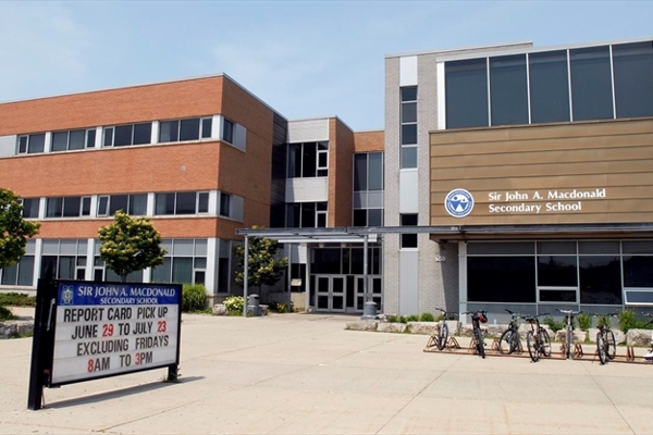Trường Trung Học Sir John A. Macdonald Secondary School – Hamilton, Ontario, Canada