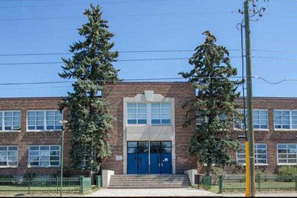 Trường Trung Học Queen Elizabeth High School - Calgary, Alberta, Canada