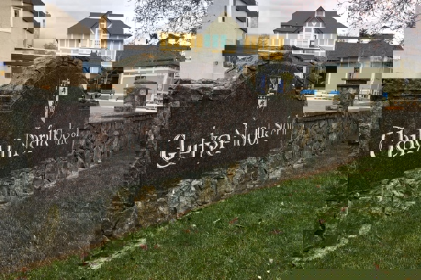 Trường Trung Học Glenlyon Norfolk School - Middle and Senior School – Victoria, British Columbia, Canada