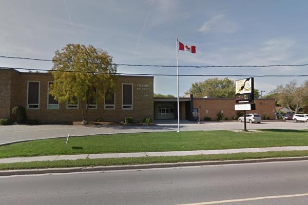 Trường Trung Học Tilbury District High School – Tilbury, Ontario, Canada