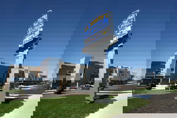 Trường Trung Học St. Joseph's Catholic High School – Windsor, Ontario, Canada